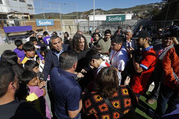 Valparaiso, 4 de mayo 2024 El exjugador del FC Barcelona, Barca Carles Puyol visita el Club Deportivo Once Estrellas en el cerro La Cruz Sebastian Cisternas Photosport Valparaiso, May 4th 2024 Ex FC Barcelona player Carles Puyol visits Club Deportivo Once Estrellas at cerro La Cruz Sebastian Cisternas Photosport Carles Puyol vistia el Club Once Estrellas en Valparaiso