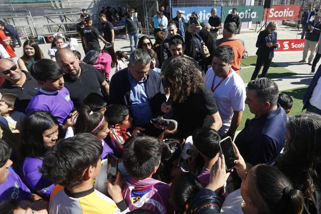 Valparaiso, 4 de mayo 2024 El exjugador del FC Barcelona, Barca Carles Puyol visita el Club Deportivo Once Estrellas en el cerro La Cruz Sebastian Cisternas Photosport Valparaiso, May 4th 2024 Ex FC Barcelona player Carles Puyol visits Club Deportivo Once Estrellas at cerro La Cruz Sebastian Cisternas Photosport Carles Puyol vistia el Club Once Estrellas en Valparaiso