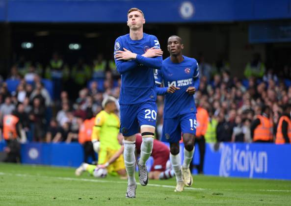 Football - 2023 2024 Premier League - Chelsea vs West ham United - Stamford Bridge - Sunday 5th May 2024. Chelsea s Cole Palmer celebrates scoring the opening goal. COLORSPORT Ashley Western