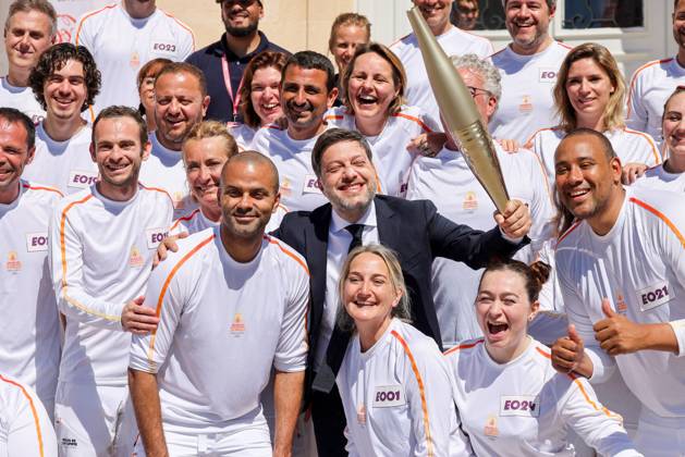 DÃ but du relais de la flamme olympique dans la citÃ phocÃ enne de Marseille Tony Parker avec Benoit Payan (maire de Marseille) lors de la premiere Ã tape du relais de la flamme olympique Ã Marseille, France, le 9 mai 2024. Les porteurs de la torche doivent transporter la flamme olympique dans les rues de la citÃ phocÃ enne de Marseille, un jour apres son arrivÃ e sur le majestueux navire Ã trois mÃ¢ts Belem pour la cÃ rÃ monie d accueil. Le relais de la torche olympique parcourra 12 000 kilometres (7500 milles) Ã travers la France. Dominique Jacovides Bestimage French torchbearer during the first stage of the Olympic Flame relay in Marseille, France, on May 9, 2024. Marseille France  Copyright: xDOMINIQUExJACOVIDESx xBESTIMAGExDOMINIQUExJACOVIDESx xBESTIMAGEx