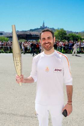 DÃ but du relais de la flamme olympique dans la citÃ phocÃ enne de Marseille Camille Combal avec la torche lors de la premiere Ã tape du relais de la flamme olympique Ã Marseille, France, le 9 mai 2024. Les porteurs de la torche doivent transporter la flamme olympique dans les rues de la citÃ phocÃ enne de Marseille, un jour apres son arrivÃ e sur le majestueux navire Ã trois mÃ¢ts Belem pour la cÃ rÃ monie d accueil. Le relais de la torche olympique parcourra 12 000 kilometres (7500 milles) Ã travers la France. Dominique Jacovides Bestimage French torchbearer during the first stage of the Olympic Flame relay in Marseille, France, on May 9, 2024. Marseille France  Copyright: xDOMINIQUExJACOVIDESx xBESTIMAGExDOMINIQUExJACOVIDESx xBESTIMAGEx
