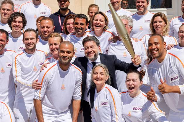 DÃ but du relais de la flamme olympique dans la citÃ phocÃ enne de Marseille Tony Parker avec Benoit Payan (maire de Marseille) lors de la premiere Ã tape du relais de la flamme olympique Ã Marseille, France, le 9 mai 2024. Les porteurs de la torche doivent transporter la flamme olympique dans les rues de la citÃ phocÃ enne de Marseille, un jour apres son arrivÃ e sur le majestueux navire Ã trois mÃ¢ts Belem pour la cÃ rÃ monie d accueil. Le relais de la torche olympique parcourra 12 000 kilometres (7500 milles) Ã travers la France. Dominique Jacovides Bestimage French torchbearer during the first stage of the Olympic Flame relay in Marseille, France, on May 9, 2024. Marseille France  Copyright: xDOMINIQUExJACOVIDESx xBESTIMAGExDOMINIQUExJACOVIDESx xBESTIMAGEx