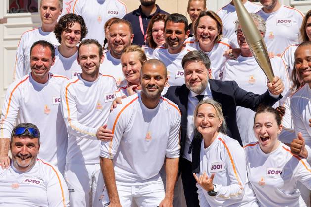 DÃ but du relais de la flamme olympique dans la citÃ phocÃ enne de Marseille Tony Parker avec Benoit Payan (maire de Marseille) lors de la premiere Ã tape du relais de la flamme olympique Ã Marseille, France, le 9 mai 2024. Les porteurs de la torche doivent transporter la flamme olympique dans les rues de la citÃ phocÃ enne de Marseille, un jour apres son arrivÃ e sur le majestueux navire Ã trois mÃ¢ts Belem pour la cÃ rÃ monie d accueil. Le relais de la torche olympique parcourra 12 000 kilometres (7500 milles) Ã travers la France. Dominique Jacovides Bestimage French torchbearer during the first stage of the Olympic Flame relay in Marseille, France, on May 9, 2024. Marseille France  Copyright: xDOMINIQUExJACOVIDESx xBESTIMAGExDOMINIQUExJACOVIDESx xBESTIMAGEx