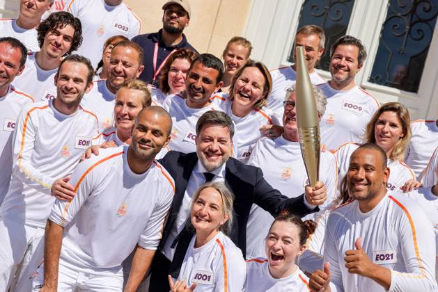 DÃ but du relais de la flamme olympique dans la citÃ phocÃ enne de Marseille Tony Parker avec Benoit Payan (maire de Marseille) lors de la premiere Ã tape du relais de la flamme olympique Ã Marseille, France, le 9 mai 2024. Les porteurs de la torche doivent transporter la flamme olympique dans les rues de la citÃ phocÃ enne de Marseille, un jour apres son arrivÃ e sur le majestueux navire Ã trois mÃ¢ts Belem pour la cÃ rÃ monie d accueil. Le relais de la torche olympique parcourra 12 000 kilometres (7500 milles) Ã travers la France. Dominique Jacovides Bestimage French torchbearer during the first stage of the Olympic Flame relay in Marseille, France, on May 9, 2024. Marseille France  Copyright: xDOMINIQUExJACOVIDESx xBESTIMAGExDOMINIQUExJACOVIDESx xBESTIMAGEx