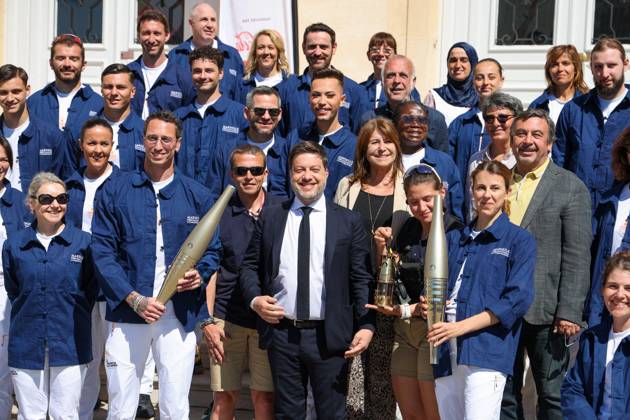 DÃ but du relais de la flamme olympique dans la citÃ phocÃ enne de Marseille FrÃ dÃ rick Bousquet avec une torche, Benoit Payan (maire de Marseille), Camille Combal et Nicole Ferroni avec une torche lors de la premiere Ã tape du relais de la flamme olympique Ã Marseille, France, le 9 mai 2024. Les porteurs de la torche doivent transporter la flamme olympique dans les rues de la citÃ phocÃ enne de Marseille, un jour apres son arrivÃ e sur le majestueux navire Ã trois mÃ¢ts Belem pour la cÃ rÃ monie d accueil. Le relais de la torche olympique parcourra 12 000 kilometres (7500 milles) Ã travers la France. Dominique Jacovides Bestimage French torchbearer during the first stage of the Olympic Flame relay in Marseille, France, on May 9, 2024. Marseille France  Copyright: xDOMINIQUExJACOVIDESx xBESTIMAGExDOMINIQUExJACOVIDESx xBESTIMAGEx