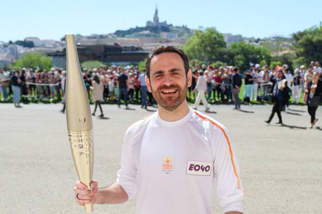 DÃ but du relais de la flamme olympique dans la citÃ phocÃ enne de Marseille Camille Combal avec la torche lors de la premiere Ã tape du relais de la flamme olympique Ã Marseille, France, le 9 mai 2024. Les porteurs de la torche doivent transporter la flamme olympique dans les rues de la citÃ phocÃ enne de Marseille, un jour apres son arrivÃ e sur le majestueux navire Ã trois mÃ¢ts Belem pour la cÃ rÃ monie d accueil. Le relais de la torche olympique parcourra 12 000 kilometres (7500 milles) Ã travers la France. Dominique Jacovides Bestimage French torchbearer during the first stage of the Olympic Flame relay in Marseille, France, on May 9, 2024. Marseille France  Copyright: xDOMINIQUExJACOVIDESx xBESTIMAGExDOMINIQUExJACOVIDESx xBESTIMAGEx