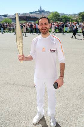 DÃ but du relais de la flamme olympique dans la citÃ phocÃ enne de Marseille Camille Combal avec la torche lors de la premiere Ã tape du relais de la flamme olympique Ã Marseille, France, le 9 mai 2024. Les porteurs de la torche doivent transporter la flamme olympique dans les rues de la citÃ phocÃ enne de Marseille, un jour apres son arrivÃ e sur le majestueux navire Ã trois mÃ¢ts Belem pour la cÃ rÃ monie d accueil. Le relais de la torche olympique parcourra 12 000 kilometres (7500 milles) Ã travers la France. Dominique Jacovides Bestimage French torchbearer during the first stage of the Olympic Flame relay in Marseille, France, on May 9, 2024. Marseille France  Copyright: xDOMINIQUExJACOVIDESx xBESTIMAGExDOMINIQUExJACOVIDESx xBESTIMAGEx