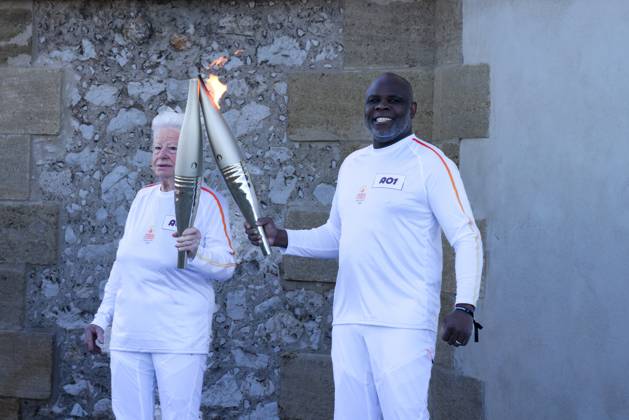 - first Olympic torch relay in Marseille - 09 05 2024 - France Provence-Alpes-Cote d Azur Marseille - Former Olympique de Marseille glory Basile Boli during the first Olympic torch relays in Marseille. May 9, 2024.  SylvainxRostaingx xLexPictorium LePictorium_0291333
