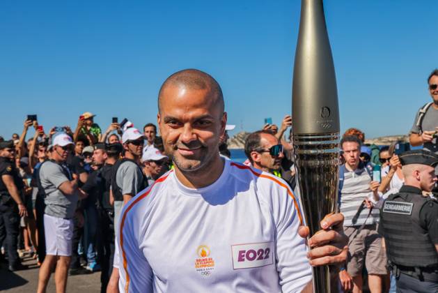 - first Olympic torch relay in Marseille - 09 05 2024 - France Provence-Alpes-Cote d Azur Marseille - Basketball player Tony Parker during the first Olympic torch relays in Marseille. May 9, 2024.  SylvainxRostaingx xLexPictorium LePictorium_0291344