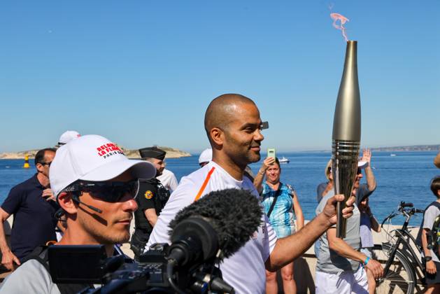 - first Olympic torch relay in Marseille - 09 05 2024 - France Provence-Alpes-Cote d Azur Marseille - Basketball player Tony Parker during the first Olympic torch relays in Marseille. May 9, 2024.  SylvainxRostaingx xLexPictorium LePictorium_0291346