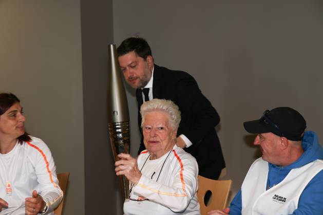 - first Olympic torch relay in Marseille - 09 05 2024 - France Provence-Alpes-Cote d Azur Marseille - Benoit Payan and Colette, 83, illustrious OM supporter during the first Olympic torch relays in Marseille. May 9, 2024.  SylvainxRostaingx xLexPictorium LePictorium_0291314