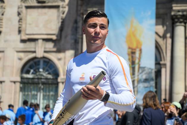 (240509) -- MARSEILLE, May 9, 2024 -- Local firefighter and torch bearer Matthieu Gudet holds the Olympic Torch during the relay of the Olympic flame of Paris 2024 in Marseille, France, May 9, 2024. (Photo by Xinhua) (SP)FRANCE-MARSEILLE-2024 PARIS OLYMPIC-TOURCH RELAY JulienxMattia 