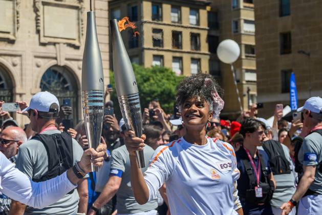 (240509) -- MARSEILLE, May 9, 2024 -- Tourch bearer Maryam Kaba passes the Olympic Torch during the relay of the Olympic flame of Paris 2024 in Marseille, France, May 9, 2024. (Photo by Xinhua) (SP)FRANCE-MARSEILLE-2024 PARIS OLYMPIC-TOURCH RELAY JulienxMattia 