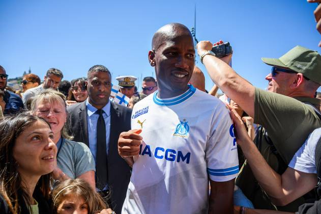 (240509) -- MARSEILLE, May 9, 2024 -- Former football player Didier Drogba is seen during the relay of the Olympic flame of Paris 2024 in Marseille, France, May 9, 2024. (Photo by Xinhua) (SP)FRANCE-MARSEILLE-2024 PARIS OLYMPIC-TOURCH RELAY JulienxMattia 