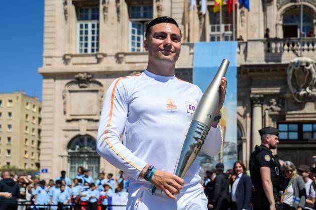 (240509) -- MARSEILLE, May 9, 2024 -- Local firefighter and torch bearer Matthieu Gudet holds the Olympic Torch during the relay of the Olympic flame of Paris 2024 in Marseille, France, May 9, 2024. (Photo by Xinhua) (SP)FRANCE-MARSEILLE-2024 PARIS OLYMPIC-TOURCH RELAY JulienxMattia 
