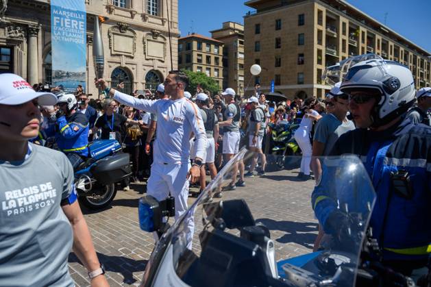 (240509) -- MARSEILLE, May 9, 2024 -- Local firefighter and torch bearer Matthieu Gudet holds the Olympic Torch during the relay of the Olympic flame of Paris 2024 in Marseille, France, May 9, 2024. (Photo by Xinhua) (SP)FRANCE-MARSEILLE-2024 PARIS OLYMPIC-TOURCH RELAY JulienxMattia 