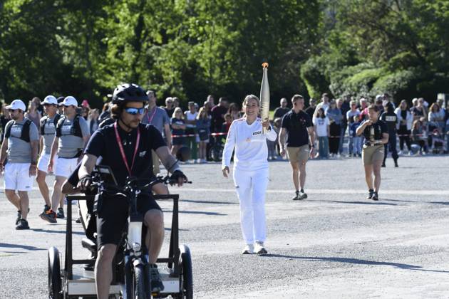 Pendant plus de deux mois, la Flamme Olympique traversera 64 territoires et 10 000 personnes se relaieront pour apporter la torche jusqu Ã Paris. Emmanuelle Clair Dumont est une athlete de haut niveau. Elle est la premiere francaise Ã avoir relevÃ le dÃ fi de boucler 7 marathons en 7 jours sur 7 continents, y compris l Antarctique et le pÃ le Nord. JO 2024 : DÃ but du Relais de la Flamme Ã Marseille - 09 05 2024 WilliamCannarella Panoramic 