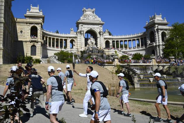 Pendant plus de deux mois, la Flamme Olympique traversera 64 territoires et 10 000 personnes se relaieront pour apporter la torche jusqu Ã Paris. Denis Gargaud Chanut porte la flamme dans le Palais Longchamp. JO 2024 : DÃ but du Relais de la Flamme Ã Marseille - 09 05 2024 WilliamCannarella Panoramic 