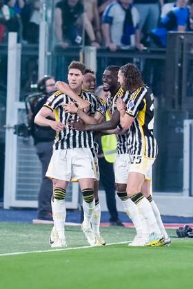 Atalanta BC v Juventus FC - Coppa Italia 2023 2024 Final Dusan Vlahovic of Juventus FC celebrates after scoring first goal during the Coppa Italia 2023 2024 Frecciarossa final match between Atalanta BC and Juventus FC at Stadio Olimpico on May 15, 2024 in Rome, Italy. Rome Stadio Olimpico Lazio Italy Copyright: xGiuseppexMaffiax FinaleCoppaItalia-Atalanta-Juventus_150524_DSC9672