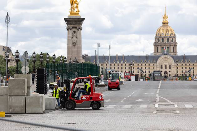 Construction work underway as Paris prepares to host 2024 Olympic Games, Olympische Spiele, Olympia, OS Alexis Sciard IP3; Paris, France, May 17, 2024 - Roads are closed near Invalides and the Pont Alexandre III because of the preparation for the 2024 Olympic Games. The Paris 2024 Olympic Games will be held from July 26 to August 11, 2024, for 16 days. PARIS 2024, PREPARATION, ILLUSTRATION, ASSEMBLEE NATIONALE, CHANTIER, JEUX OLYMPIQUES, LIEU TOURISTIQUE, JO Copyright: xIP3xPRESS MAXPPPxAlexisxSciardx IP3ASCI24051746 IP3ASCI24051746
