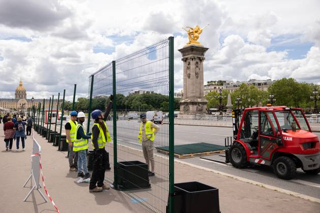 Construction work underway as Paris prepares to host 2024 Olympic Games, Olympische Spiele, Olympia, OS Alexis Sciard IP3; Paris, France, May 17, 2024 - The Pont Alexandre III is closed because of the preparation for the 2024 Olympic Games. The Paris 2024 Olympic Games will be held from July 26 to August 11, 2024, for 16 days. PARIS 2024, PREPARATION, ILLUSTRATION, ASSEMBLEE NATIONALE, CHANTIER, JEUX OLYMPIQUES, LIEU TOURISTIQUE, JO, TOUR EIFFEL, EIFFEL TOWER, WORKERS, OUVRIERS Copyright: xIP3xPRESS MAXPPPxAlexisxSciardx IP3ASCI24051751 IP3ASCI24051751