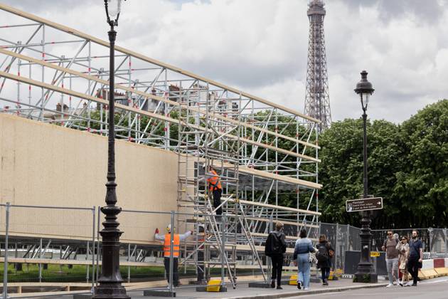 Construction work underway as Paris prepares to host 2024 Olympic Games, Olympische Spiele, Olympia, OS Alexis Sciard IP3; Paris, France, May 17, 2024 - Workers set up grandstands near Invalides as part of the preparations for the 2024 Olympic Games. The Paris 2024 Olympic Games will be held from July 26 to August 11, 2024, for 16 days. PREPARATION, ILLUSTRATION, ASSEMBLEE NATIONALE, CHANTIER, JEUX OLYMPIQUES, LIEU TOURISTIQUE, JO Copyright: xIP3xPRESS MAXPPPxAlexisxSciardx IP3ASCI24051754 IP3ASCI24051754