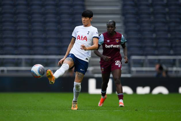 Tottenham Hotspur Women v West Ham United Women FA Women s Super League 18 05 2024. Tottenham Hotspur Women defender Ashleigh Neville (29) controls the ball during the FA Women s Super League match between Tottenham Hotspur Women and West Ham United Women at Tottenham Hotspur Stadium, London, United Kingdom on 18 May 2024. Editorial use only DataCo restrictions apply See www.football-dataco.com , Copyright: xWaynexTuckwellx PSI-19694-0132