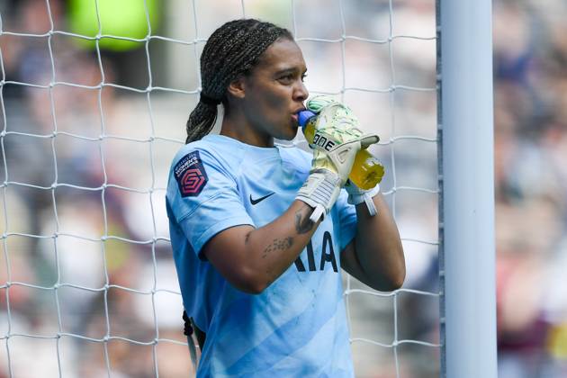 Tottenham Hotspur Women v West Ham United Women FA Women s Super League 18 05 2024. Tottenham Hotspur Women goalkeeper Rebecca Spencer (22) takes on some refreshment during the FA Women s Super League match between Tottenham Hotspur Women and West Ham United Women at Tottenham Hotspur Stadium, London, United Kingdom on 18 May 2024. Editorial use only DataCo restrictions apply See www.football-dataco.com , Copyright: xWaynexTuckwellx PSI-19694-0167
