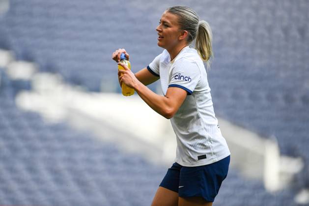 Tottenham Hotspur Women v West Ham United Women FA Women s Super League 18 05 2024. Tottenham Hotspur Women defender Charlotte Grant (2) takes on some refreshment during the FA Women s Super League match between Tottenham Hotspur Women and West Ham United Women at Tottenham Hotspur Stadium, London, United Kingdom on 18 May 2024. Editorial use only DataCo restrictions apply See www.football-dataco.com , Copyright: xWaynexTuckwellx PSI-19694-0169