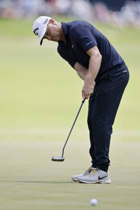 LOUISVILLE, KY - MAY 18: Alex Noren (SWE) putts at the 7th hole during the third round of the 2024 PGA, Golf Herren Championship at Valhalla Golf Club on May 18, 2024 in Louisville, Kentucky. (Photo by Joe Robbins Icon Sportswire) GOLF: MAY 18 PGA Championship EDITORIAL USE ONLY Icon573240518003