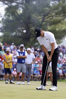 LOUISVILLE, KY - MAY 18: Jordan Spieth putts during the third round of the PGA, Golf Herren Championship, May 18, 2024, at Valhalla Golf Club in Louisville, Kentucky.(Photo by Matthew Maxey Icon Sportswire) GOLF: MAY 18 PGA Championship EDITORIAL USE ONLY Icon240518004