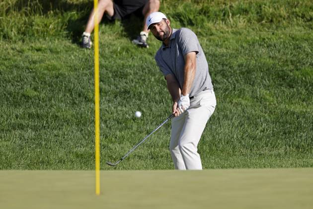 LOUISVILLE, KY - MAY 18: Scottie Scheffler (USA) chips onto the green at the 17th hole during the third round of the 2024 PGA, Golf Herren Championship at Valhalla Golf Club on May 18, 2024 in Louisville, Kentucky. (Photo by Joe Robbins Icon Sportswire) GOLF: MAY 18 PGA Championship EDITORIAL USE ONLY Icon573240518059