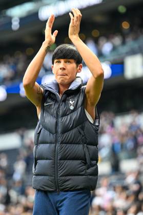 Tottenham Hotspur Women v West Ham United Women FA Women s Super League 18 05 2024. Tottenham Hotspur Women defender Ashleigh Neville (29) acknowledges the fans at the end o the game and season during the FA Women s Super League match between Tottenham Hotspur Women and West Ham United Women at Tottenham Hotspur Stadium, London, United Kingdom on 18 May 2024. Editorial use only DataCo restrictions apply See www.football-dataco.com , Copyright: xWaynexTuckwellx PSI-19694-0217