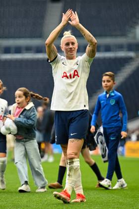 Tottenham Hotspur Women v West Ham United Women FA Women s Super League 18 05 2024. Tottenham Hotspur Women forward Bethany England (captain) (9) acknowledges the fans at the end o the game and season during the FA Women s Super League match between Tottenham Hotspur Women and West Ham United Women at Tottenham Hotspur Stadium, London, United Kingdom on 18 May 2024. Editorial use only DataCo restrictions apply See www.football-dataco.com , Copyright: xWaynexTuckwellx PSI-19694-0227