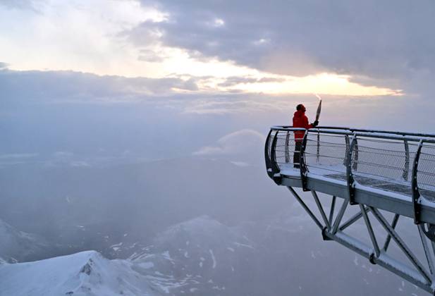 Paris 2024, Olympia, Fackellauf in Hautes Pyrenees LA FLAMME OLYMPIQUE AU PIC DU MIDI PHOTOPQR LA DEPECHE DU MIDI LAURENT DARD ; BAGNERES DE BIGORRE ; 19 05 2024 ; DDM LAURENT DARD RELAIS DE LA FLAMME OLYMPIQUE 2024 JEUX OLYMPIQUES PARIS 2024 PREMIERE ETAPE DANS LES HAUTES PYRENEES A L OBSERVATOIRE DU PIC DU MIDI DE BIGORRE DEUX RELAYEURS BERNARD HINAULT ANCIEN CYCLISTE VAINQUEUR DE 5 TOURS DE FRANCE NICOLAS LOPEZ ANCIEN ESCRIMEUR CHAMPION OLYMPIQUE PAR EQUIPE DE SABRE A PEKIN EN 2008 OLYMPIC TORCH RELAY 2024. FIRST STAGE IN THE HAUTES PYRENEES AT THE PIC DU MIDI DE BIGORRE OBSERVATORY. TWO RELAYERS: BERNARD HINAULT FORMER CYCLIST, WINNER OF 5 TOURS OF FRANCE AND NICOLAS LOPEZ FORMER FENCER OLYMPIC SABER TEAM CHAMPION IN BEIJING IN 2008 BAGNERES DE BIGORRE HAUTES PYRENEES France  Copyright: xPHOTOPQR LAxDEPECHExDUxMIDI MAXPxLAURENTxDARDx 20240519DDM5425 20240519DDM5425