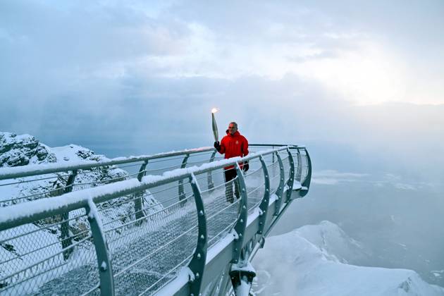 Paris 2024, Olympia, Fackellauf in Hautes Pyrenees LA FLAMME OLYMPIQUE AU PIC DU MIDI PHOTOPQR LA DEPECHE DU MIDI LAURENT DARD ; BAGNERES DE BIGORRE ; 19 05 2024 ; DDM LAURENT DARD RELAIS DE LA FLAMME OLYMPIQUE 2024 JEUX OLYMPIQUES PARIS 2024 PREMIERE ETAPE DANS LES HAUTES PYRENEES A L OBSERVATOIRE DU PIC DU MIDI DE BIGORRE DEUX RELAYEURS BERNARD HINAULT ANCIEN CYCLISTE VAINQUEUR DE 5 TOURS DE FRANCE NICOLAS LOPEZ ANCIEN ESCRIMEUR CHAMPION OLYMPIQUE PAR EQUIPE DE SABRE A PEKIN EN 2008 OLYMPIC TORCH RELAY 2024. FIRST STAGE IN THE HAUTES PYRENEES AT THE PIC DU MIDI DE BIGORRE OBSERVATORY. TWO RELAYERS: BERNARD HINAULT FORMER CYCLIST, WINNER OF 5 TOURS OF FRANCE AND NICOLAS LOPEZ FORMER FENCER OLYMPIC SABER TEAM CHAMPION IN BEIJING IN 2008 BAGNERES DE BIGORRE HAUTES PYRENEES France  Copyright: xPHOTOPQR LAxDEPECHExDUxMIDI MAXPxLAURENTxDARDx 20240519DDM5428 20240519DDM5428
