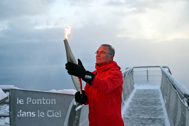 Paris 2024, Olympia, Fackellauf in Hautes Pyrenees LA FLAMME OLYMPIQUE AU PIC DU MIDI PHOTOPQR LA DEPECHE DU MIDI LAURENT DARD ; BAGNERES DE BIGORRE ; 19 05 2024 ; DDM LAURENT DARD RELAIS DE LA FLAMME OLYMPIQUE 2024 JEUX OLYMPIQUES PARIS 2024 PREMIERE ETAPE DANS LES HAUTES PYRENEES A L OBSERVATOIRE DU PIC DU MIDI DE BIGORRE DEUX RELAYEURS BERNARD HINAULT ANCIEN CYCLISTE VAINQUEUR DE 5 TOURS DE FRANCE NICOLAS LOPEZ ANCIEN ESCRIMEUR CHAMPION OLYMPIQUE PAR EQUIPE DE SABRE A PEKIN EN 2008 OLYMPIC TORCH RELAY 2024. FIRST STAGE IN THE HAUTES PYRENEES AT THE PIC DU MIDI DE BIGORRE OBSERVATORY. TWO RELAYERS: BERNARD HINAULT FORMER CYCLIST, WINNER OF 5 TOURS OF FRANCE AND NICOLAS LOPEZ FORMER FENCER OLYMPIC SABER TEAM CHAMPION IN BEIJING IN 2008 BAGNERES DE BIGORRE HAUTES PYRENEES France  Copyright: xPHOTOPQR LAxDEPECHExDUxMIDI MAXPxLAURENTxDARDx 20240519DDM5429 20240519DDM5429