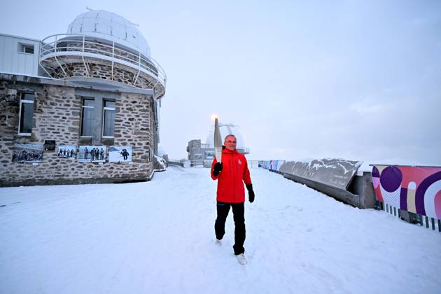 Paris 2024, Olympia, Fackellauf in Hautes Pyrenees LA FLAMME OLYMPIQUE AU PIC DU MIDI PHOTOPQR LA DEPECHE DU MIDI LAURENT DARD ; BAGNERES DE BIGORRE ; 19 05 2024 ; DDM LAURENT DARD RELAIS DE LA FLAMME OLYMPIQUE 2024 JEUX OLYMPIQUES PARIS 2024 PREMIERE ETAPE DANS LES HAUTES PYRENEES A L OBSERVATOIRE DU PIC DU MIDI DE BIGORRE DEUX RELAYEURS BERNARD HINAULT ANCIEN CYCLISTE VAINQUEUR DE 5 TOURS DE FRANCE NICOLAS LOPEZ ANCIEN ESCRIMEUR CHAMPION OLYMPIQUE PAR EQUIPE DE SABRE A PEKIN EN 2008 OLYMPIC TORCH RELAY 2024. FIRST STAGE IN THE HAUTES PYRENEES AT THE PIC DU MIDI DE BIGORRE OBSERVATORY. TWO RELAYERS: BERNARD HINAULT FORMER CYCLIST, WINNER OF 5 TOURS OF FRANCE AND NICOLAS LOPEZ FORMER FENCER OLYMPIC SABER TEAM CHAMPION IN BEIJING IN 2008 BAGNERES DE BIGORRE HAUTES PYRENEES France  Copyright: xPHOTOPQR LAxDEPECHExDUxMIDI MAXPxLAURENTxDARDx 20240519DDM5431 20240519DDM5431
