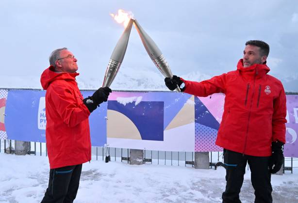 Paris 2024, Olympia, Fackellauf in Hautes Pyrenees LA FLAMME OLYMPIQUE AU PIC DU MIDI PHOTOPQR LA DEPECHE DU MIDI LAURENT DARD ; BAGNERES DE BIGORRE ; 19 05 2024 ; DDM LAURENT DARD RELAIS DE LA FLAMME OLYMPIQUE 2024 JEUX OLYMPIQUES PARIS 2024 PREMIERE ETAPE DANS LES HAUTES PYRENEES A L OBSERVATOIRE DU PIC DU MIDI DE BIGORRE DEUX RELAYEURS BERNARD HINAULT ANCIEN CYCLISTE VAINQUEUR DE 5 TOURS DE FRANCE NICOLAS LOPEZ ANCIEN ESCRIMEUR CHAMPION OLYMPIQUE PAR EQUIPE DE SABRE A PEKIN EN 2008 OLYMPIC TORCH RELAY 2024. FIRST STAGE IN THE HAUTES PYRENEES AT THE PIC DU MIDI DE BIGORRE OBSERVATORY. TWO RELAYERS: BERNARD HINAULT FORMER CYCLIST, WINNER OF 5 TOURS OF FRANCE AND NICOLAS LOPEZ FORMER FENCER OLYMPIC SABER TEAM CHAMPION IN BEIJING IN 2008 BAGNERES DE BIGORRE HAUTES PYRENEES France  Copyright: xPHOTOPQR LAxDEPECHExDUxMIDI MAXPxLAURENTxDARDx 20240519DDM5434 20240519DDM5434