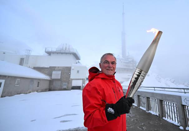 Paris 2024, Olympia, Fackellauf in Hautes Pyrenees LA FLAMME OLYMPIQUE AU PIC DU MIDI PHOTOPQR LA DEPECHE DU MIDI LAURENT DARD ; BAGNERES DE BIGORRE ; 19 05 2024 ; DDM LAURENT DARD RELAIS DE LA FLAMME OLYMPIQUE 2024 JEUX OLYMPIQUES PARIS 2024 PREMIERE ETAPE DANS LES HAUTES PYRENEES A L OBSERVATOIRE DU PIC DU MIDI DE BIGORRE DEUX RELAYEURS BERNARD HINAULT ANCIEN CYCLISTE VAINQUEUR DE 5 TOURS DE FRANCE NICOLAS LOPEZ ANCIEN ESCRIMEUR CHAMPION OLYMPIQUE PAR EQUIPE DE SABRE A PEKIN EN 2008 OLYMPIC TORCH RELAY 2024. FIRST STAGE IN THE HAUTES PYRENEES AT THE PIC DU MIDI DE BIGORRE OBSERVATORY. TWO RELAYERS: BERNARD HINAULT FORMER CYCLIST, WINNER OF 5 TOURS OF FRANCE AND NICOLAS LOPEZ FORMER FENCER OLYMPIC SABER TEAM CHAMPION IN BEIJING IN 2008 BAGNERES DE BIGORRE HAUTES PYRENEES France  Copyright: xPHOTOPQR LAxDEPECHExDUxMIDI MAXPxLAURENTxDARDx 20240519DDM5436 20240519DDM5436