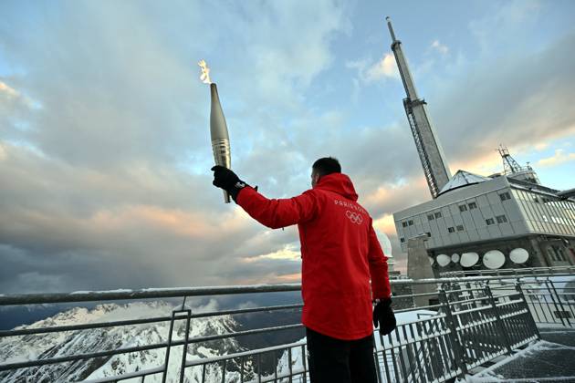Paris 2024, Olympia, Fackellauf in Hautes Pyrenees LA FLAMME OLYMPIQUE AU PIC DU MIDI PHOTOPQR LA DEPECHE DU MIDI LAURENT DARD ; BAGNERES DE BIGORRE ; 19 05 2024 ; DDM LAURENT DARD RELAIS DE LA FLAMME OLYMPIQUE 2024 JEUX OLYMPIQUES PARIS 2024 PREMIERE ETAPE DANS LES HAUTES PYRENEES A L OBSERVATOIRE DU PIC DU MIDI DE BIGORRE DEUX RELAYEURS BERNARD HINAULT ANCIEN CYCLISTE VAINQUEUR DE 5 TOURS DE FRANCE NICOLAS LOPEZ ANCIEN ESCRIMEUR CHAMPION OLYMPIQUE PAR EQUIPE DE SABRE A PEKIN EN 2008 OLYMPIC TORCH RELAY 2024. FIRST STAGE IN THE HAUTES PYRENEES AT THE PIC DU MIDI DE BIGORRE OBSERVATORY. TWO RELAYERS: BERNARD HINAULT FORMER CYCLIST, WINNER OF 5 TOURS OF FRANCE AND NICOLAS LOPEZ FORMER FENCER OLYMPIC SABER TEAM CHAMPION IN BEIJING IN 2008 BAGNERES DE BIGORRE HAUTES PYRENEES France  Copyright: xPHOTOPQR LAxDEPECHExDUxMIDI MAXPxLAURENTxDARDx 20240519DDM5455 20240519DDM5455