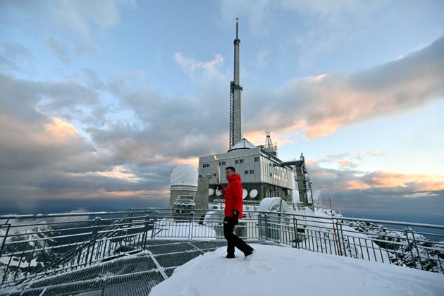 Paris 2024, Olympia, Fackellauf in Hautes Pyrenees LA FLAMME OLYMPIQUE AU PIC DU MIDI PHOTOPQR LA DEPECHE DU MIDI LAURENT DARD ; BAGNERES DE BIGORRE ; 19 05 2024 ; DDM LAURENT DARD RELAIS DE LA FLAMME OLYMPIQUE 2024 JEUX OLYMPIQUES PARIS 2024 PREMIERE ETAPE DANS LES HAUTES PYRENEES A L OBSERVATOIRE DU PIC DU MIDI DE BIGORRE DEUX RELAYEURS BERNARD HINAULT ANCIEN CYCLISTE VAINQUEUR DE 5 TOURS DE FRANCE NICOLAS LOPEZ ANCIEN ESCRIMEUR CHAMPION OLYMPIQUE PAR EQUIPE DE SABRE A PEKIN EN 2008 OLYMPIC TORCH RELAY 2024. FIRST STAGE IN THE HAUTES PYRENEES AT THE PIC DU MIDI DE BIGORRE OBSERVATORY. TWO RELAYERS: BERNARD HINAULT FORMER CYCLIST, WINNER OF 5 TOURS OF FRANCE AND NICOLAS LOPEZ FORMER FENCER OLYMPIC SABER TEAM CHAMPION IN BEIJING IN 2008 BAGNERES DE BIGORRE HAUTES PYRENEES France  Copyright: xPHOTOPQR LAxDEPECHExDUxMIDI MAXPxLAURENTxDARDx 20240519DDM5456 20240519DDM5456