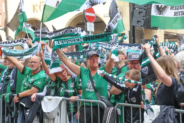 DEU, Germany, North Rhine-Westphalia, Münster, 19 05 2024 Cheering fans of SC Preußen Münster at Prinzipalmarkt SC Preußen Münster celebrates promotion to the 2nd Bundesliga