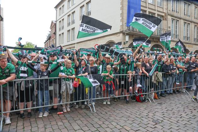 DEU, Germany, North Rhine-Westphalia, Münster, 19 05 2024 Cheering fans of SC Preußen Münster at Prinzipalmarkt SC Preußen Münster celebrates promotion to the 2nd Bundesliga