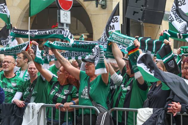 DEU, Germany, North Rhine-Westphalia, Münster, 19 05 2024 Cheering fans of SC Preußen Münster at Prinzipalmarkt SC Preußen Münster celebrates promotion to the 2nd Bundesliga