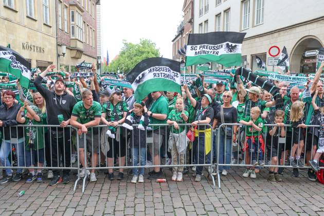 DEU, Germany, North Rhine-Westphalia, Münster, 19 05 2024 Cheering fans of SC Preußen Münster at Prinzipalmarkt SC Preußen Münster celebrates promotion to the 2nd Bundesliga