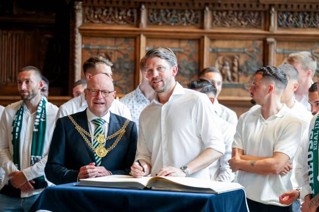 DEU, Germany, North Rhine-Westphalia, Münster, 19 05 2024 City Hall Reception of SC Preußen Münster Markus Lewe CDU , Lord Mayor of the City of Münster receives the team in the Historic City Hall Welcome in the Friedenssaal and entry in the Golden Book SC Preußen Münster celebrates promotion to the 2nd Bundesliga