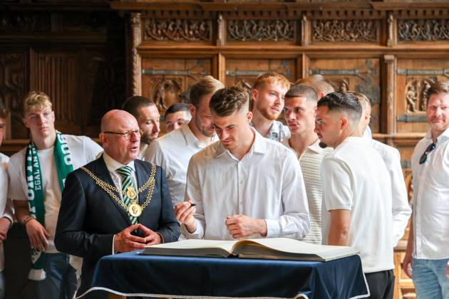 DEU, Germany, North Rhine-Westphalia, Münster, 19 05 2024 City Hall Reception of SC Preußen Münster Markus Lewe CDU , Lord Mayor of the City of Münster receives the team in the Historic City Hall Welcome in the Friedenssaal and entry in the Golden Book SC Preußen Münster celebrates promotion to the 2nd Bundesliga
