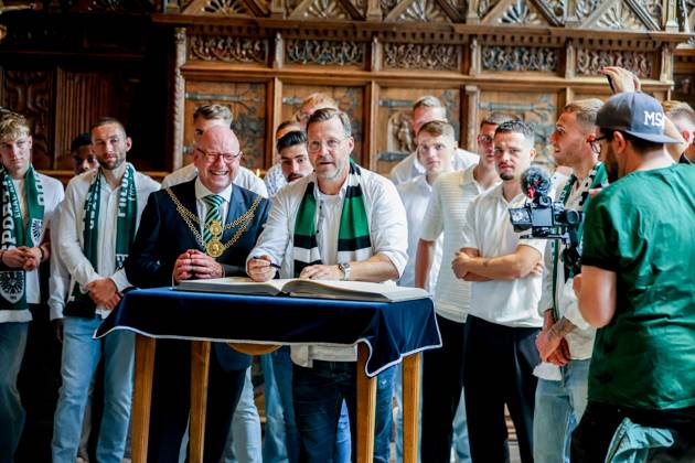DEU, Germany, North Rhine-Westphalia, Münster, 19 05 2024 City Hall Reception of SC Preußen Münster Markus Lewe CDU , Lord Mayor of the City of Münster receives the team in the Historic City Hall Welcome in the Friedenssaal and entry in the Golden Book SC Preußen Münster celebrates promotion to the 2nd Bundesliga