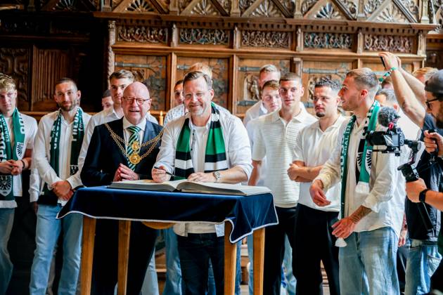 DEU, Germany, North Rhine-Westphalia, Münster, 19 05 2024 City Hall Reception of SC Preußen Münster Markus Lewe CDU , Lord Mayor of the City of Münster receives the team in the Historic City Hall Welcome in the Friedenssaal and entry in the Golden Book SC Preußen Münster celebrates promotion to the 2nd Bundesliga